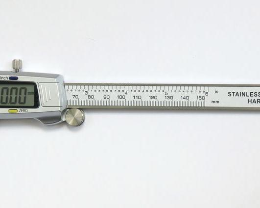 Обзор электронного цифрового штангенциркуля с ценой деления 0,01 мм: точность — вежливость королей!