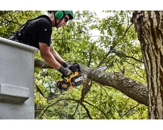 Dewalt выпустила беспроводную цепную пилу 60V MAX 14 In. Top Handle Chainsaw Kit DCCS674X2
